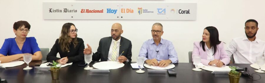 Wendy Medina, Yahaira Abreu,  Carlos Leonardo, Miguel Febles, Ángela Noelia Martínez y Jhomil Borrell en el almuerzo .  José de León