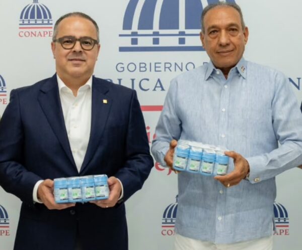 Luis  Jiménez, de AFP Popular, y Demetrio Ureña, de Conape.