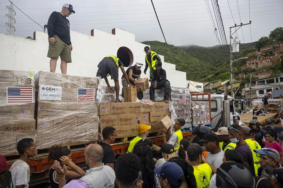 Personas reciben ayuda humanitaria este viernes en Caraballeda (Venezuela). EFE
