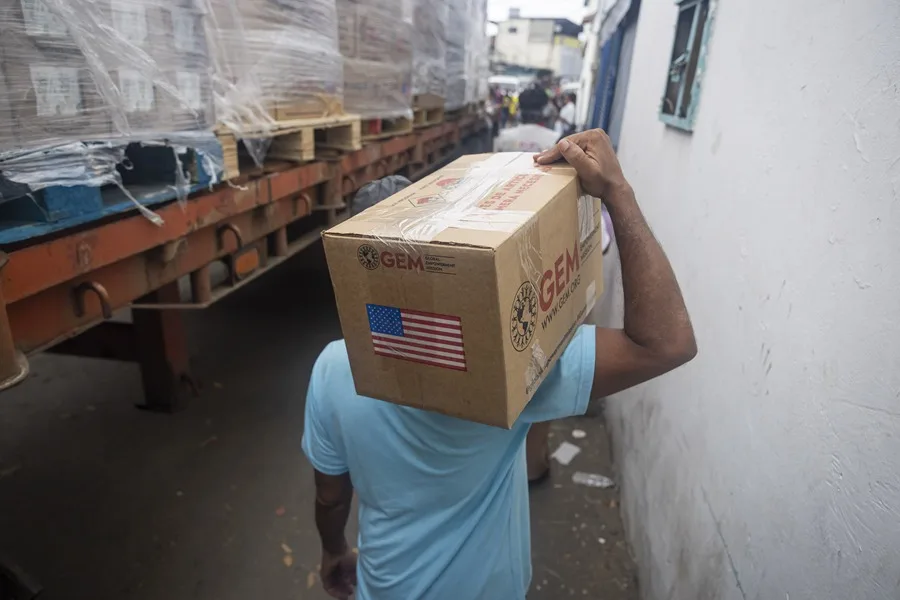 Una persona recibe ayuda humanitaria este viernes en Caraballeda (Venezuela). EFE