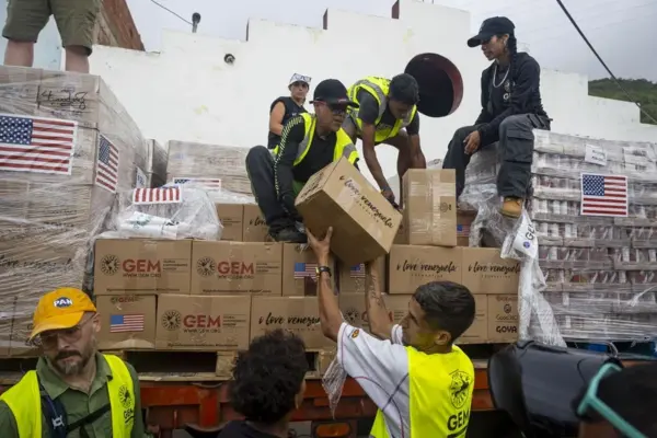 Personas reciben ayuda humanitaria en Caraballeda (Venezuela). EFE