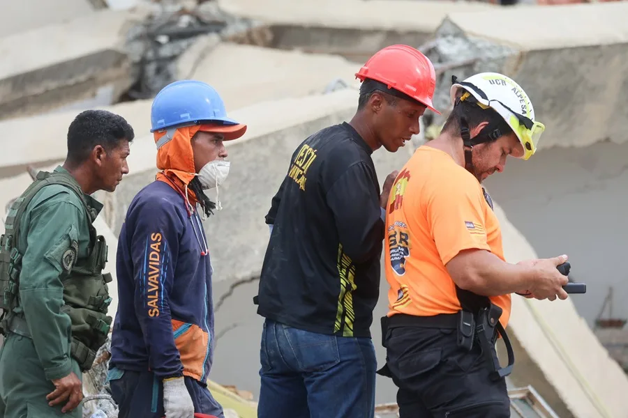 Rescatistas participan en el operativo de búsqueda de un menor de 9 años tras los terremotos en Venezuela en Caraballeda, La Guaira (Venezuela). EFE