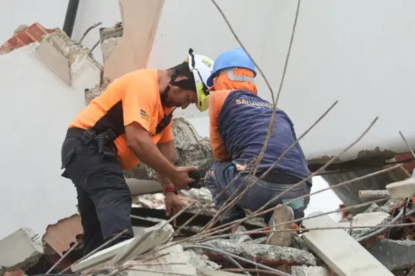 Rescatistas participan en el operativo de búsqueda de un menor de 9 años tras los terremotos en Venezuela en Caraballeda, La Guaira (Venezuela). EFE