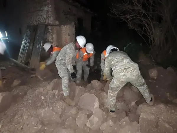 Fotografía cedida este domingo por el Ministerio de Defensa de Perú que muestra a integrantes de las Fuerzas Armadas removiendo escombros tras un sismo en la provincia de Chupaca, en la región de Junín (Perú). EFE