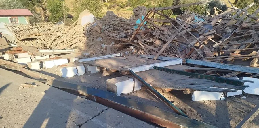 Fotografía cedida este domingo por el Ministerio de Defensa de Perú que muestra escombros de casas afectadas por un sismo en la provincia de Chupaca, en la región de Junín (Perú). EFE