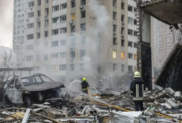 Residentes junto a varios edificios alcanzados en un ataque contra una zona residencial de Kiev este 6 de julio.