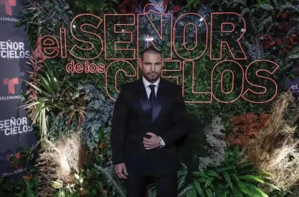 Fotografía de archivo del actor mexicano Rafael Amaya, durante la alfombra roja de la serie "El Señor de los Cielos", en Ciudad de México. EFE/ Isaac Esquivel