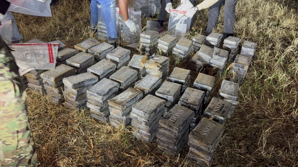 DNCD ocupa 237 paquetes de presunta cocaína tras persecución en Santo Domingo; tres hombres fueron arrestados