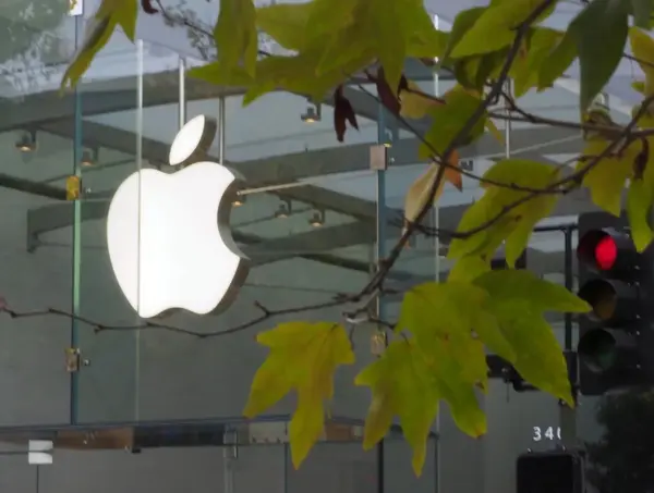 Fotografía del logo de Apple en una tienda, en Palo Alto, California (EE.UU.).