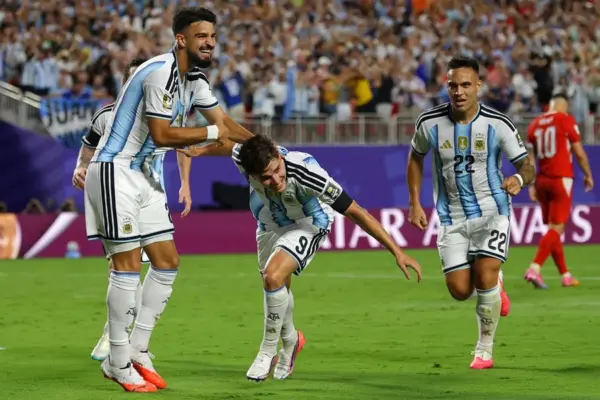 Julian Álvarez de Argentina (c) celebra con sus compañeros tras anotar el gol 2-1 frente a Suiza en los cuartos de final del Mundial, en Kansas (EE.UU.). EFE