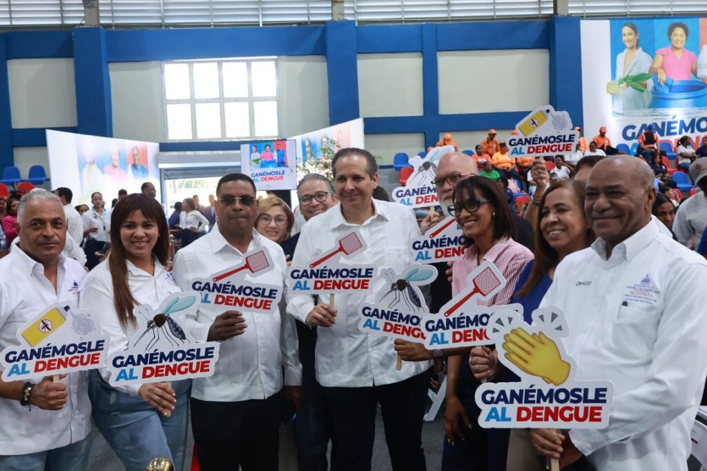 Asistentes al relanzamiento de Ganémosle al Dengue, junto al ministro Víctor Atallah. Elieser Tapia.