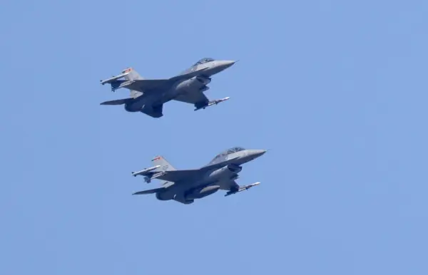 Fotografía de archivo de aviones de combate F-16 de la Fuerza Aérea estadounidense. EFE