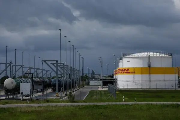 Tanques de almacenamiento de petróleo en el centro de carga de DHL cerca de Leipzig, Alemania. EFE