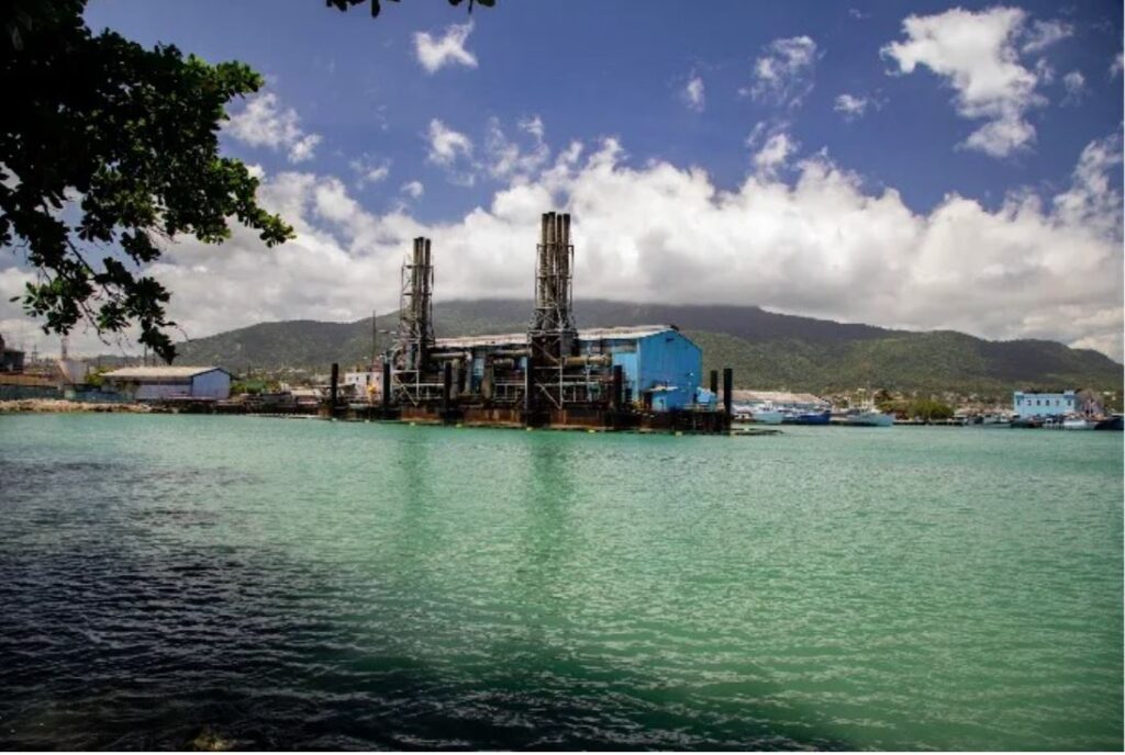 Retiran última barcaza eléctrica de la Bahía de Puerto Plata luego de tres décadas de contaminación ambiental