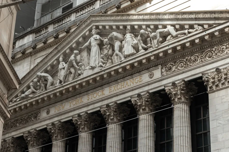 Apple destrona a Nvidia como la empresa más valiosa del mundo tras una caída del 4,9 % en la bolsa