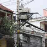 ¿Más ahorro o más gasto? La compra de electricidad por recarga divide a los consumidores en los barrios