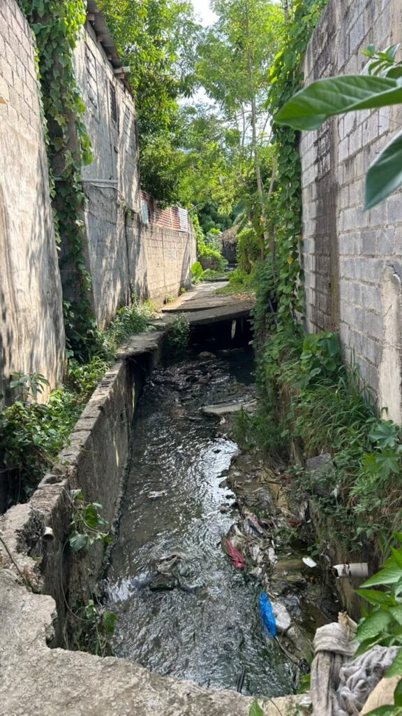 Comunitarios exigen a la CAASD reanudar el saneamiento de la Cañada Marañón luego de más de tres años de retrasos