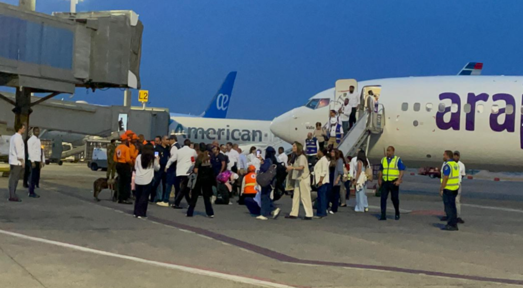 Mirex regresa al país a más de 62 dominicanos desde Venezuela y 19 rescatistas que asistían en la tragedia