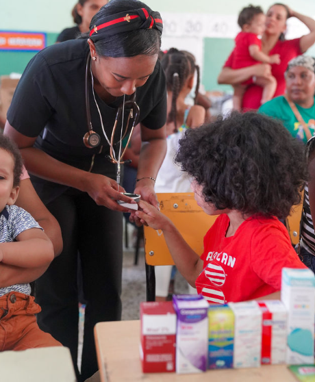 Raymond Rodríguez y Fundación GBC realizan operativo médico gratuito en Cuevas de Cevicos