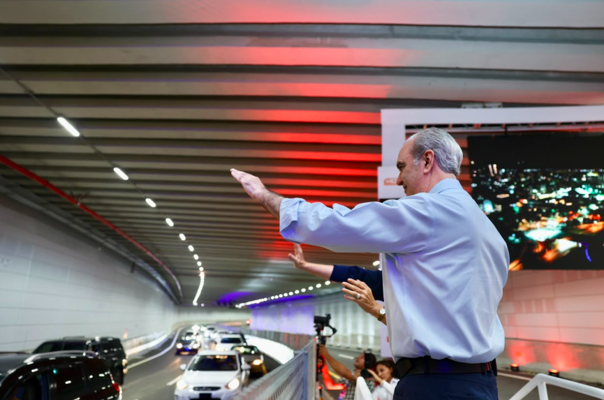 Presidente Abinader inaugura túnel de la Plaza de la Bandera para agilizar el tránsito hacia el Sur
