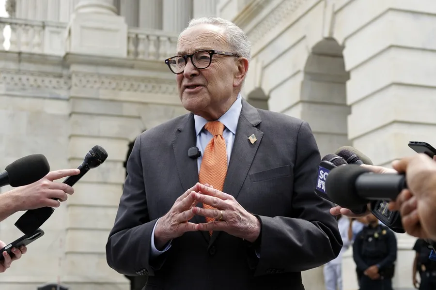 Foto de archivo del líder de la minoría demócrata del Senado, Chuck Schumer, frente al Capitolio en Washington (EE.UU.). EFE