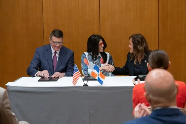 Claudia Pellerano, presidenta de ADOZONA, durante la firma de los memorandos de entendimiento que fortalecen la cooperación comercial entre República Dominicana y Carolina del Norte..JPG