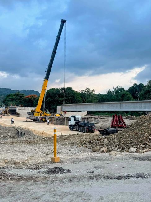 Continúan a ritmo acelerado los trabajos de construcción del nuevo puente sobre el río Camú en Puerto Plata