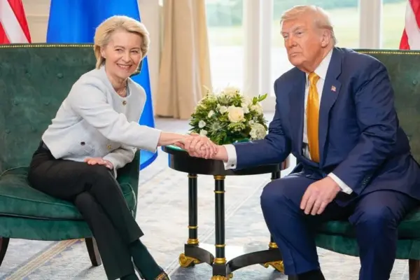 La presidenta de la Comisión Europea, Ursula von der Leyen (i), y el presidente estadounidense, Donald Trump (d), durante su reunión en Escocia el 26 de julio de 2025. EFE/European Commission-Audiovisual Service