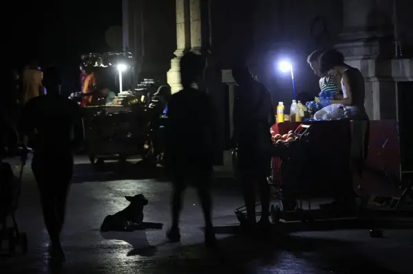 Fotografía de archivo de personas vendiendo productos en una calle durante un apagón, en La Habana (Cuba). EFE