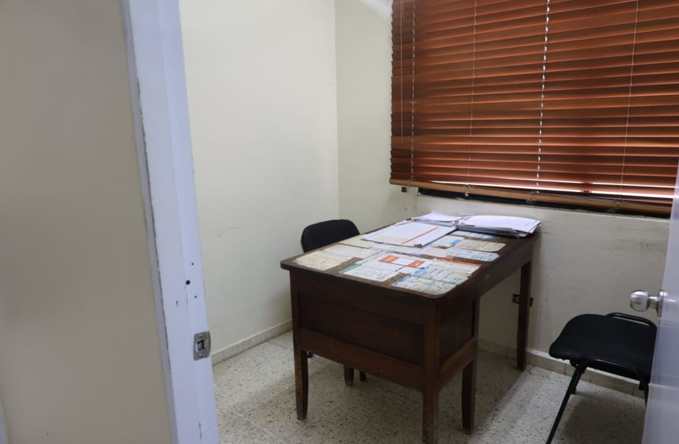 "Es tiempo y dinero perdido": Pacientes madrugan y encuentran consultorios vacíos por huelga de médicos