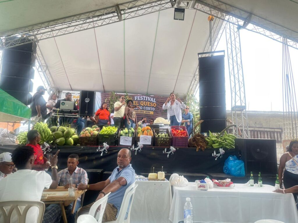 Decenas de emprendedores locales exhibieron productos como bisutería, bebidas y alimentos típicos.