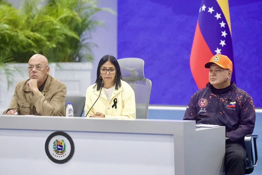 La presidenta encargada de Venezuela, Delcy Rodríguez (c), habla durante una rueda de prensa junto al presidente de la Asamblea Nacional (AN), Jorge Rodríguez (i), y el ministro del Interior, Diosdado Cabello, este jueves, donde dijo que es «miserable» que se niegue el despliegue de la fuerza pública para atender las consecuencias de los terremotos de magnitud 7,2 y 7,5 que afectaron la zona norte del país, en Caracas (Venezuela). EFE
