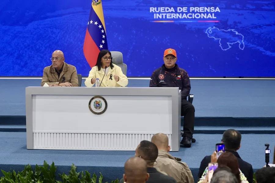 La presidenta interina de Venezuela, Delsey Rodríguez (centro), habla este jueves durante una conferencia de prensa junto a la Asamblea Nacional (AN), Jorge Rodríguez (i) y el ministro del Interior, Diosdado Cabello, donde representa a 147 países y