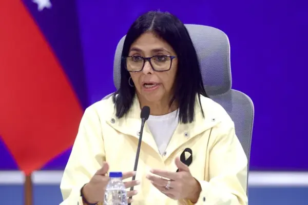 La presidenta encargada de Venezuela, Delcy Rodríguez, habla durante una rueda de prensa este jueves, donde reveló que padece una "afección de salud", de la que no dio detalles, en Caracas (Venezuela). EFE