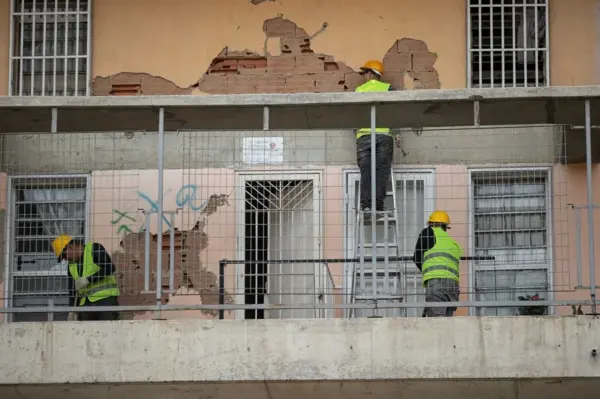 Personas trabajan este jueves en un edificio afectado por el doble terremoto en Caracas (Venezuela). EFE