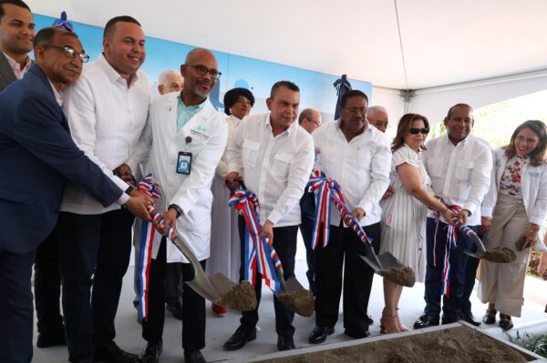 Director del SNS da primer palazo para el remozamiento del Hospital Salvador B. Gautier, ubicado en el Distrito Nacional. Alexis Monegro.