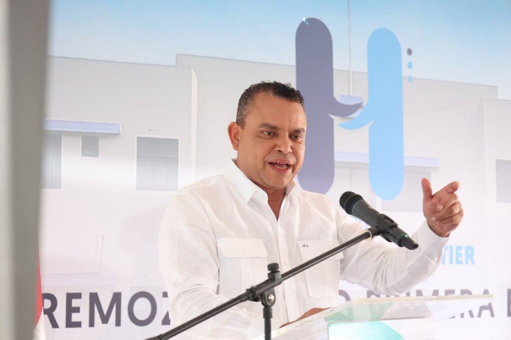 Doctor Julio Landrón aseguró que esta intervención del edificio donde funciona la emergencia y algunas consultas, traerá una transformación para el hospital. Alexis Monegro. 