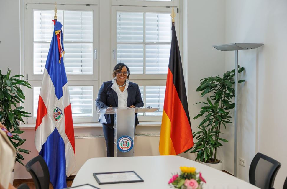 Embajada dominicana en Alemania reconoce a Sibella Pérez Zaten por su excelencia y liderazgo médico