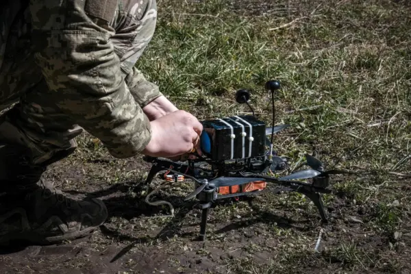 Fotografía de archivo de un piloto de drones ucraniano de la 93.ª Brigada 'Kholodny Yar' preparando un dron. EFE
