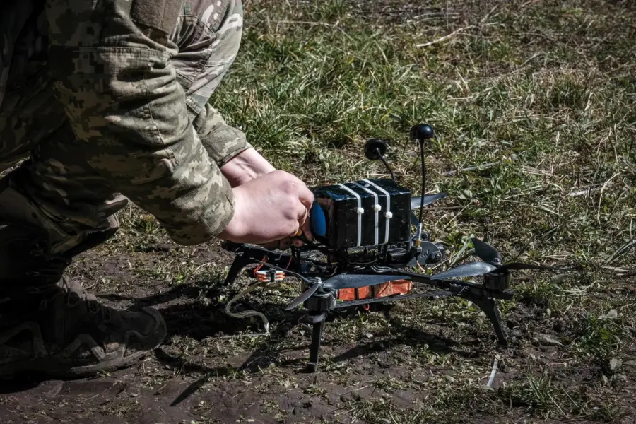 Fotografía de archivo de un piloto de drones ucraniano de la 93.ª Brigada 'Kholodny Yar' preparando un dron. EFE