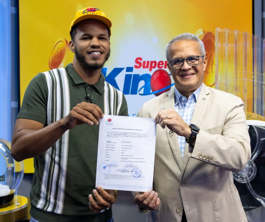 Entrega de certificado de 25 millones Super Kino TV Sr. Frailin Paulino Escaño.jpg