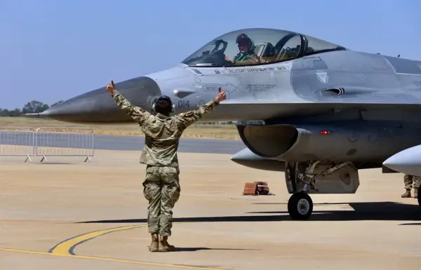 Fotografía de archivo de un avión de combate supersónico monomotor F-16 Falcon de la Fuerza Aérea de los Estados Unidos de América en la base aérea de Yelahanka, en Bangalore (India). EFE