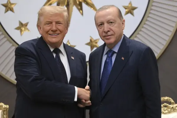 El presidente turco, Recep Tayyip Erdogan, da la bienvenida al presidente estadounidense, Donald Trump, en el aeropuerto de Esenboga, antes de la Cumbre de Jefes de Estado y de Gobierno de la OTAN de 2026, que se celebrará en Ankara (Turquía).