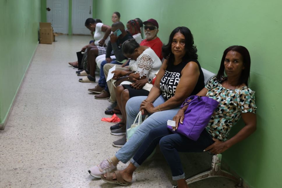 "Es tiempo y dinero perdido": Pacientes madrugan y encuentran consultorios vacíos por huelga de médicos