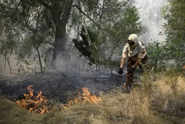Efectivos de bomberos trabajan en Betxí (Castellón). EFE-Andreu Esteban