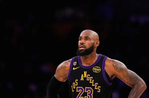 El alero de Los Angeles Lakers, LeBron James, permanece en la cancha durante los minutos finales del cuarto partido de la segunda ronda de los playoffs de la NBA contra los Oklahoma City Thunder, el 11 de mayo de 2026, en Los Ángeles. (Foto AP/Mark J. Terrill, archivo)