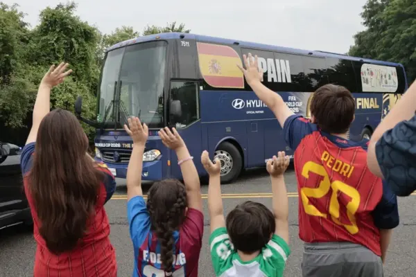 El autobús de la seleccón española sale de la Melanie Lane Training Ground de New Jersey tras cancelarse el entrenamiento de España/Fuente externa