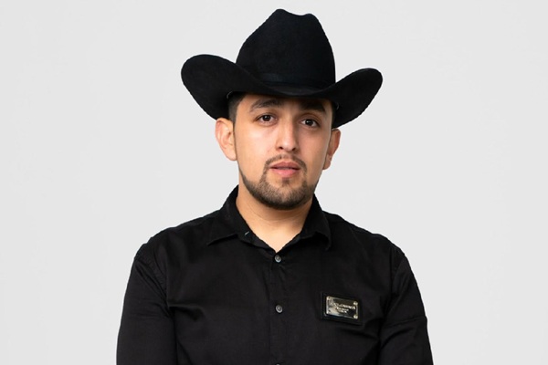 El cantante Adán R.
