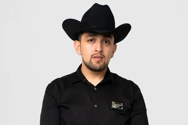 El cantante Adán R.