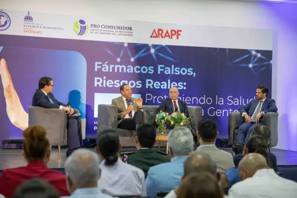 El director de Pro Consumidor, Eddy Alcántara, expone en el foro Fármacos Falsos, Riesgos Reales, Protegiendo la Salud de Nuestra Gente